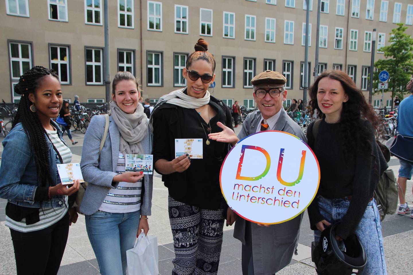 Studentinnen halten gemeinsam mit einem Schauspieler des Improvisationstheaters das Logo der Themenwoche "Du machst den Unterschied"