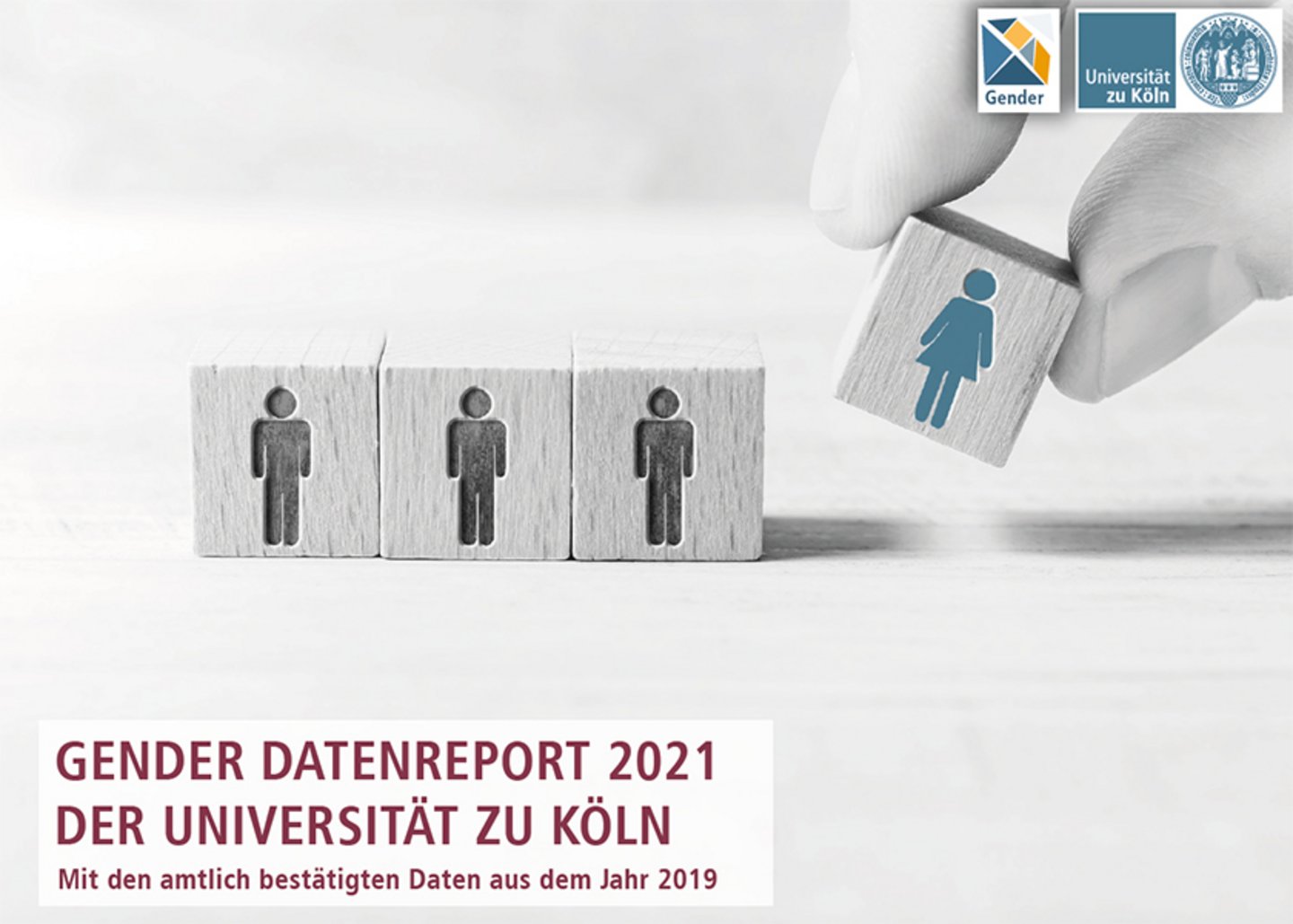 Die Abbildung zeigt das Cover des Gender Datenreport 2021 der Universität zu Köln. Zu sehen sind vier Holzklötze, auf denen drei mit einer männlichen Figur bedruckt sind und einer mit einer weiblichen Figur, der gerade von einer Hand dazugestellt wird.