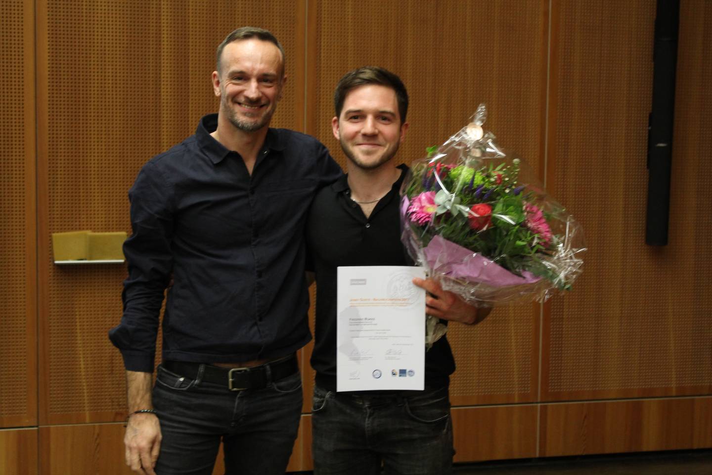 Preisträger des Jenny Guysk "Innovationspreis" Frederic Rukes mit Herrn Schulz.
