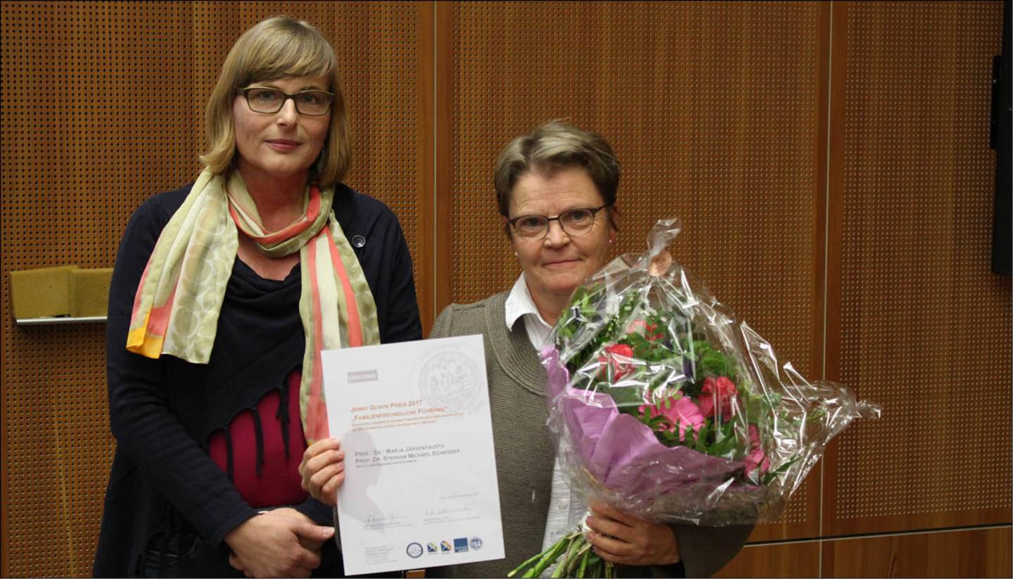 Ira Künnecke zusammen mit der Preisträgerin Professorin Marja Järventausta.