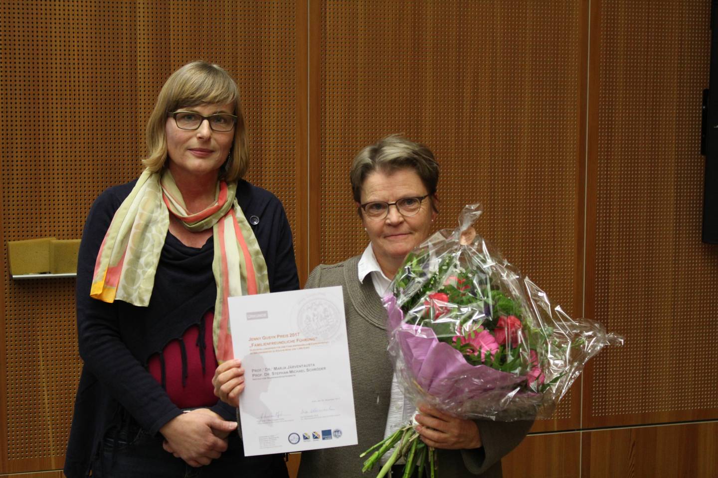 Die Preisträgerin des Jenny Gusyk Preises "Familienfreundliche Führung", Professorin Järventausta.