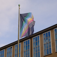 Disability Pride Flagge vor dem Hauptgebäude an der Uni Köln