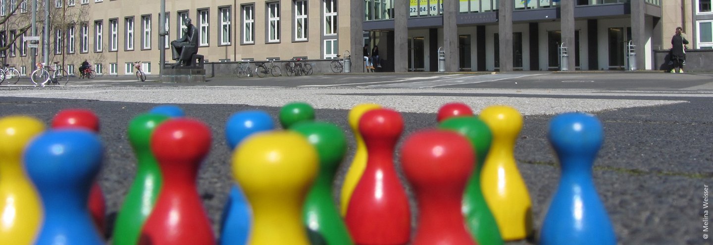 Verschiedenfarbige Spielfiguren auf dem Albertus-Magnus-Platz