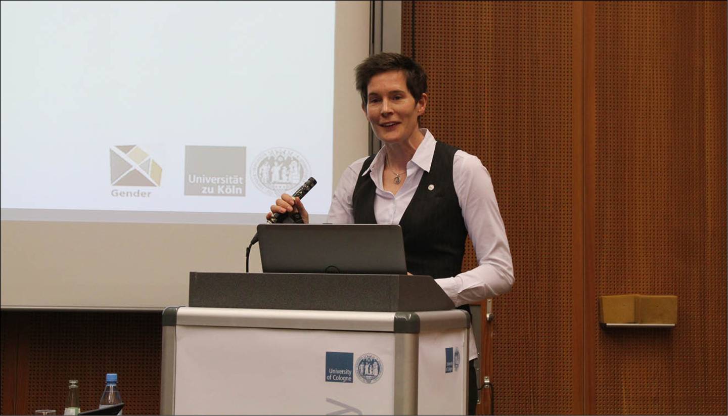 Dipl.- Soz. Päd.' Annelene Gäckle, Gleichstellungsbeauftragte der Universität zu Köln, begrüßt die Gäste.