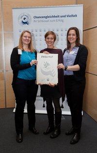 Daniela Steffes, Dr.’ Britt Dahmen, Anne Haffke (Referat Gender & Diversity Management) bei der Vergabe des Total-E-Quality Prädikats