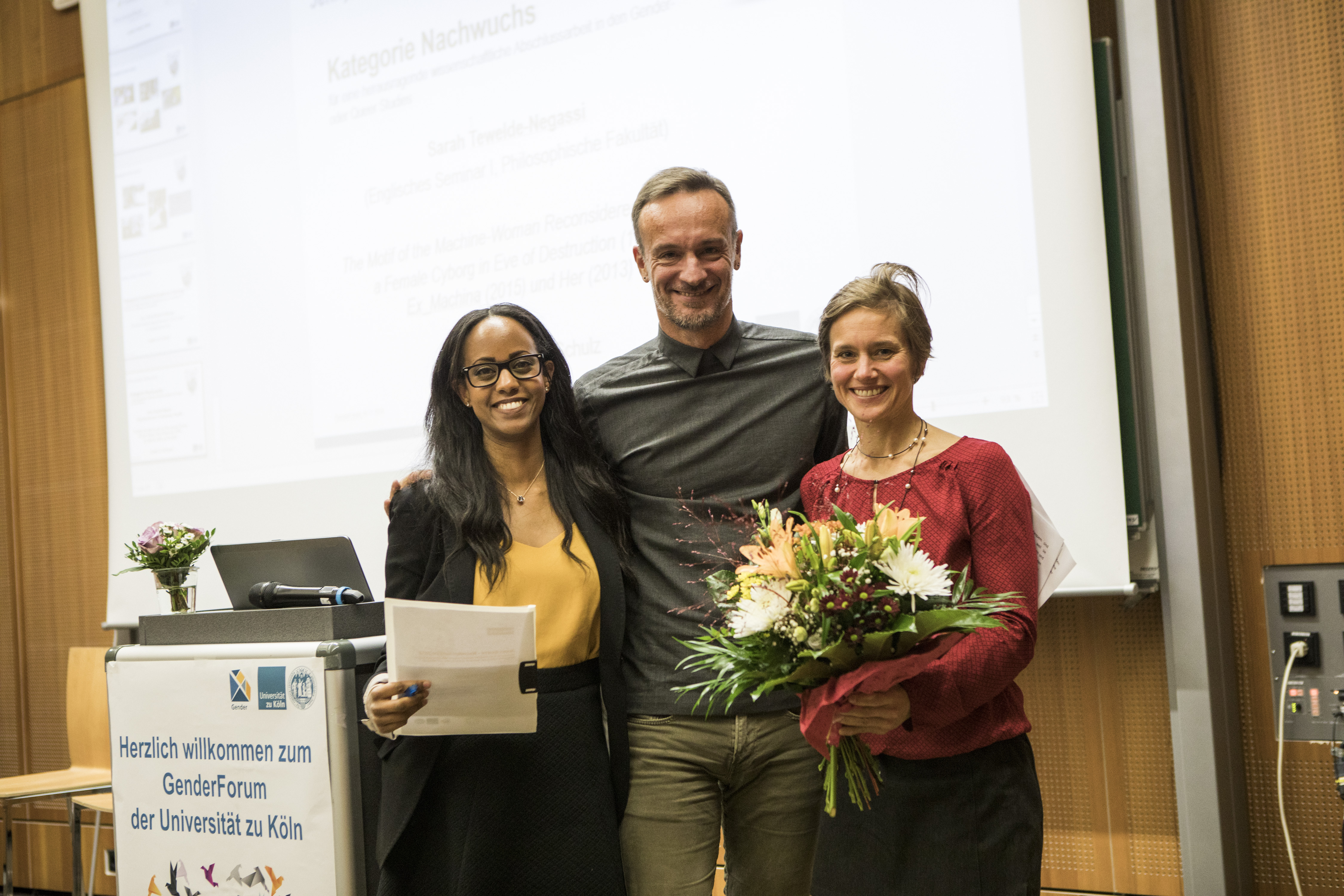 Sara Tewelde-Negassi, Gewinnerin des Nachwuchspreises, zusammen mit Dirk Schulz und Britt Dahmen.