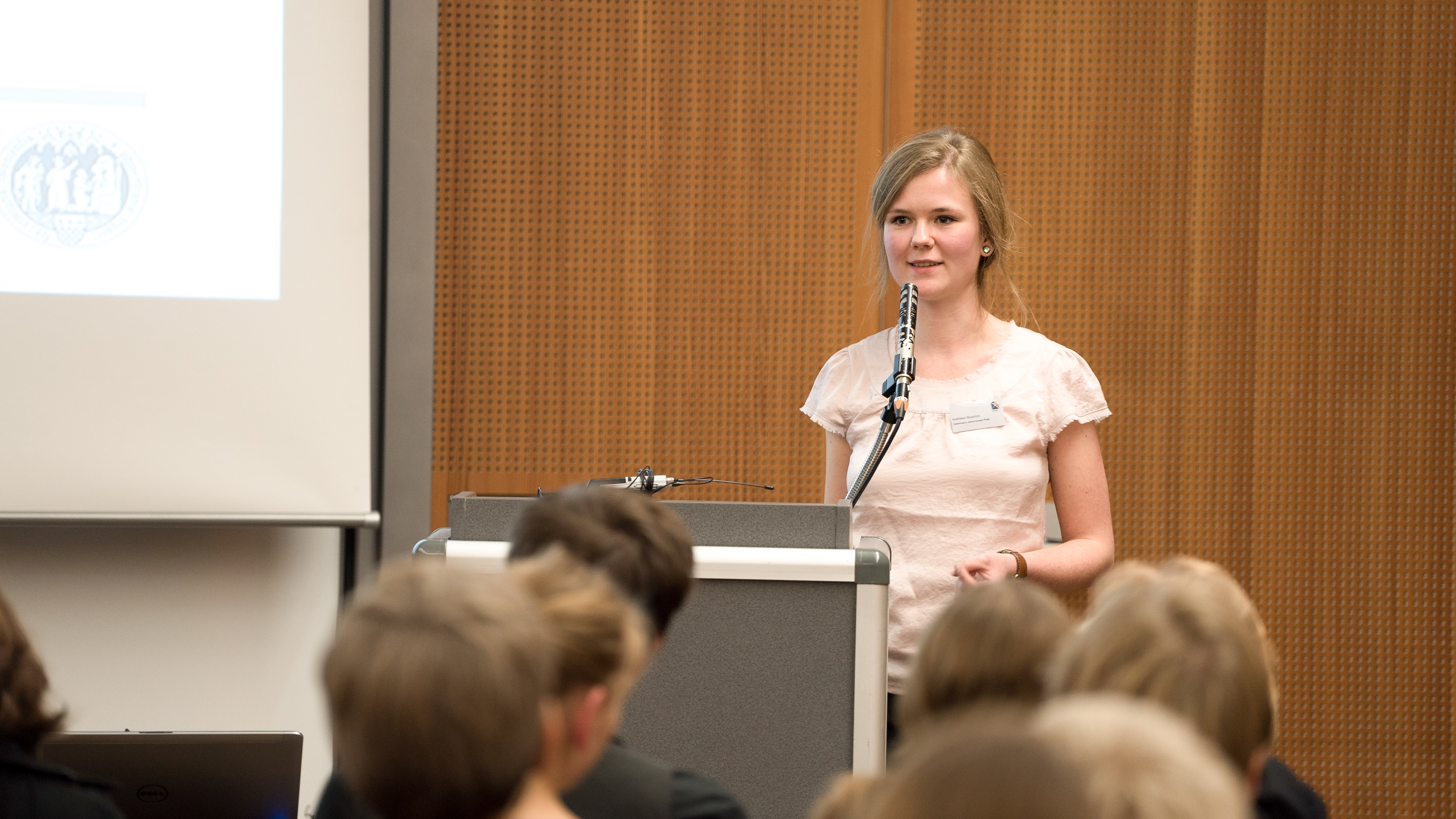 Kathleen Kimberly Boström, die Gewinnerin des Jenny-Gusyk Nachwuchspreises, während ihrer Dankesrede. 