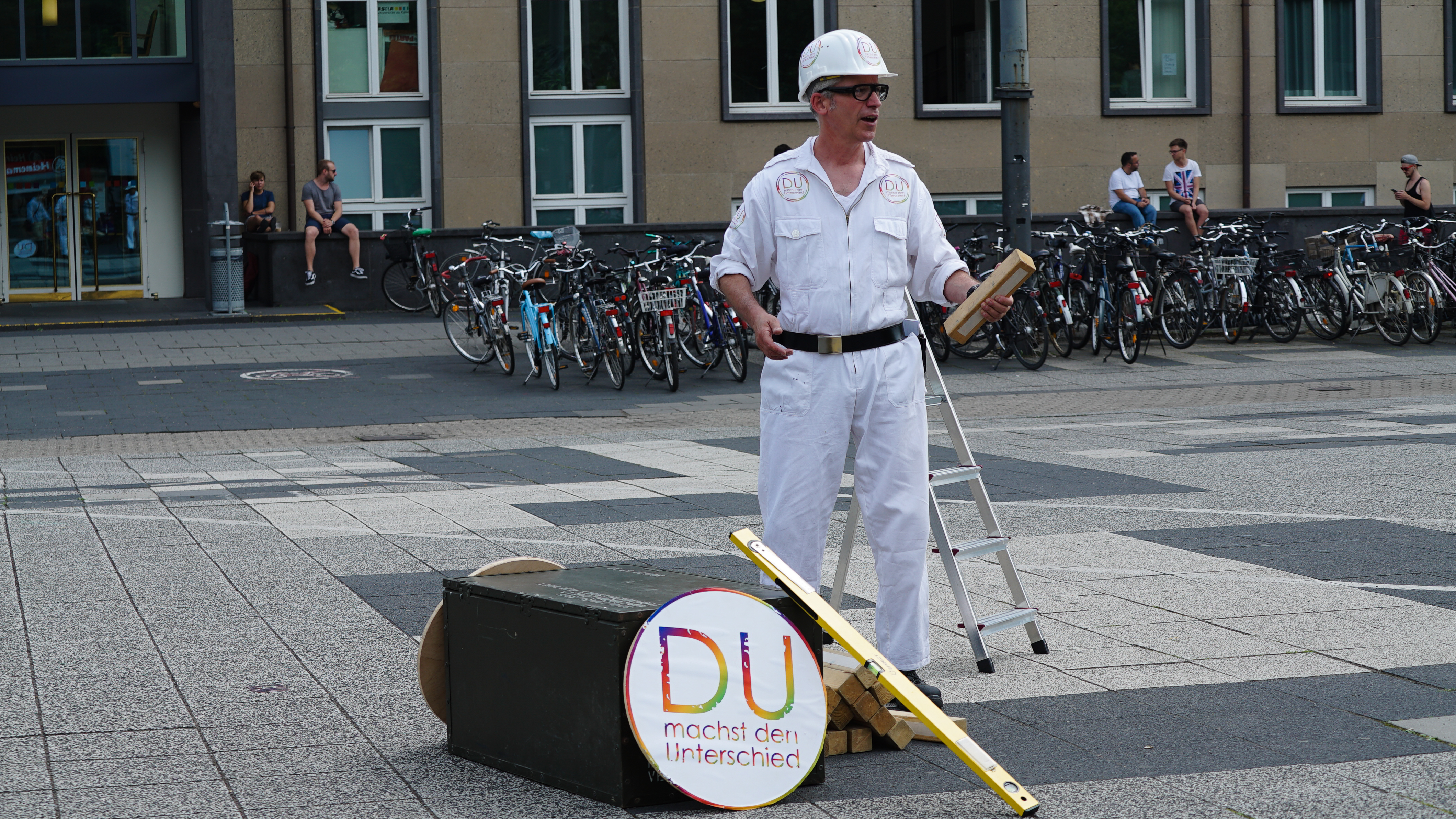 Ein Darsteller des Bewegungstheaters auf dem Albert-Magnus Platz.