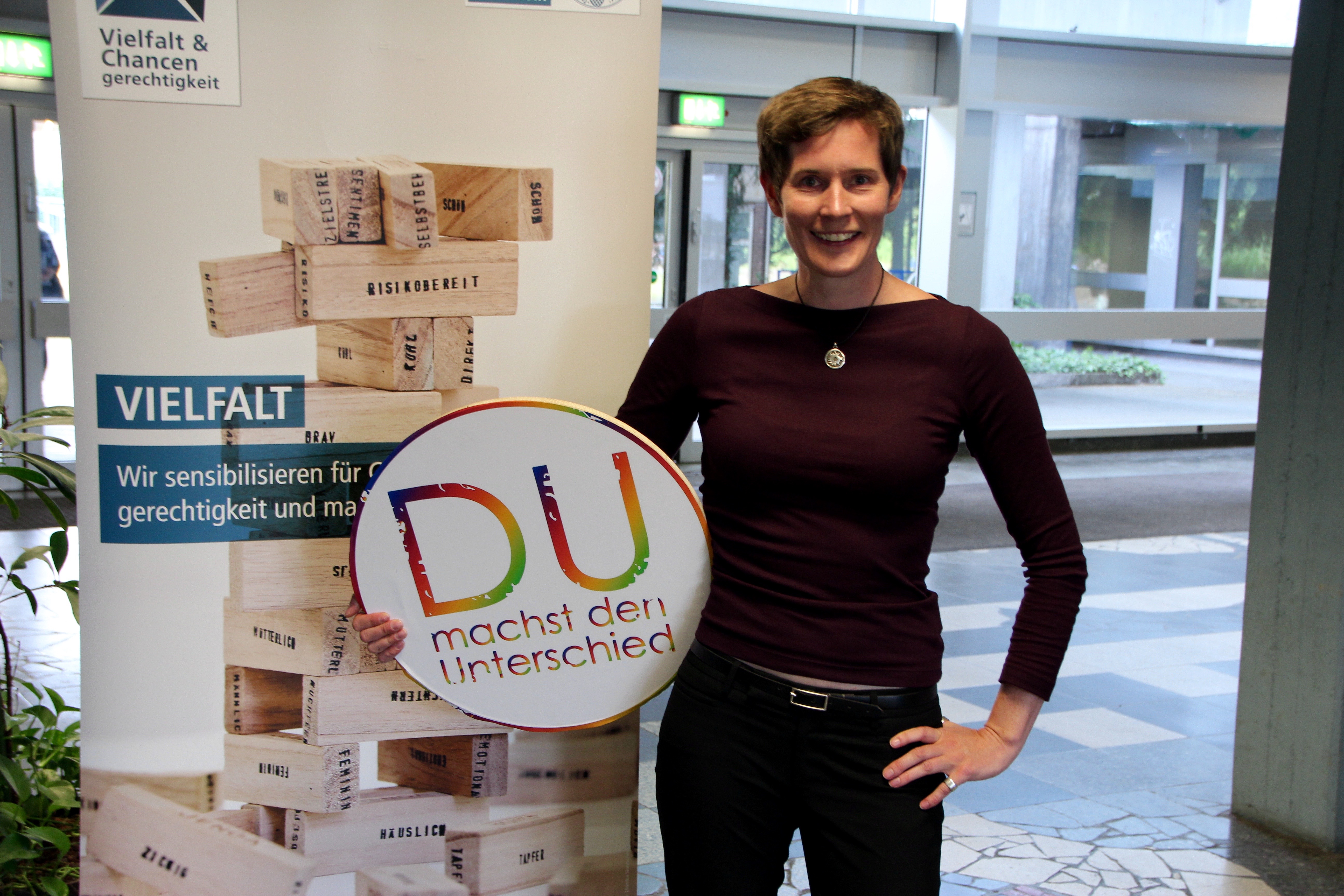 Die Gleichstellungsbeauftrage Annelene Gäckle mit dem Logo der Themenwoche "Du machst den Unterschied" in den Armen.