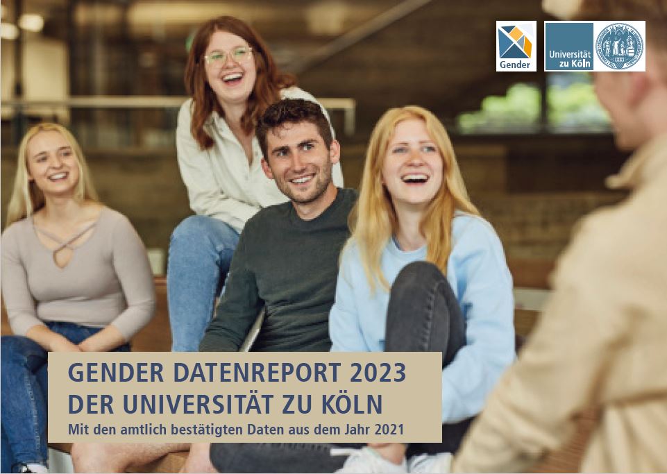 Die Abbildung zeigt das Cover des Gender Datenreport 2023, mit den amtlich besätitgten Zahlen von 2021. Auf dem Bild sind 5 Studierende, im Philosophikum sitzend, zu sehen, die sich anschauen und miteinander sprechen und lachen.